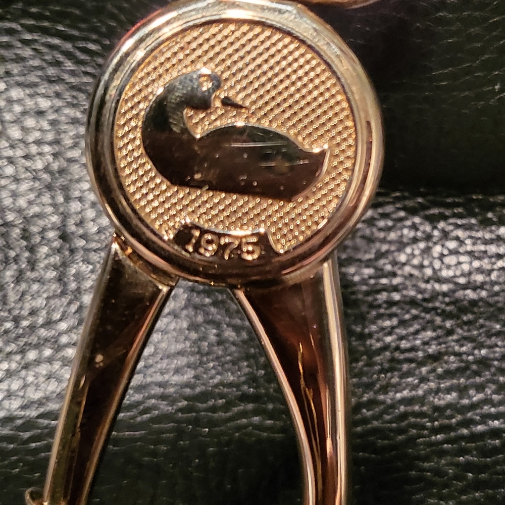 Pebble grain  logo lock large